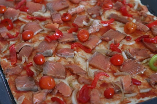 Пицца с красной рыбой (лосось, семга, кижуч) в маринаде, приготовленная в духовке. Пошаговый рецепт с фото 7